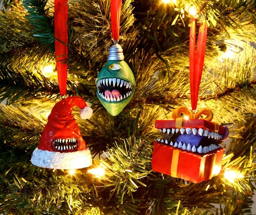 Miniatura 5 de Forged Dice Co. Monstrous Merrymakers - Juego de 3 adornos de resina y pintados a mano con sombrero de Papá Noel, bombilla de árbol de Navidad