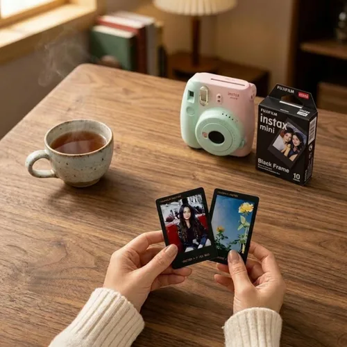 Miniatura 5 de FUJIFILM Película instantánea Instax Mini negra (20 disparos) + 4 pilas AA + paño de limpieza de microfibra BluebirdSales - Paquete de fotografía