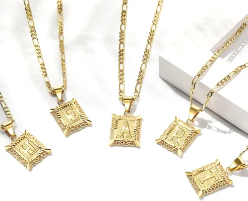 Miniatura 4 de KissYan Collar Figaro con dije y letra inicial para hombres y mujeres collar chapado en oro de 18 quilates con dije de monograma cuadrado letras