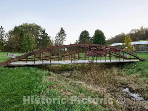 Historic Pictoric Foto - Esta pasarela en los terrenos del Park-McCullough House, una mansión de treinta y cinco habitaciones ubicada en 200 acres