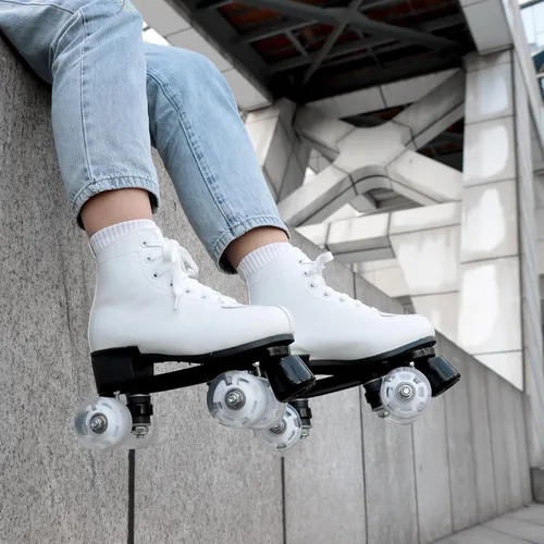 Miniatura 6 de Patines Wiwiy Roller Derby para mujeres y hombres, patines blancos para exteriores e interiores, patines ajustables de cuatro ruedas brillantes