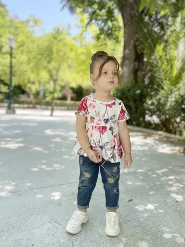 Miniatura 3 de SANMIO Conjunto de ropa para niña, lindo conjunto de camiseta floral de manga con volantes y pantalones de mezclilla rasgados