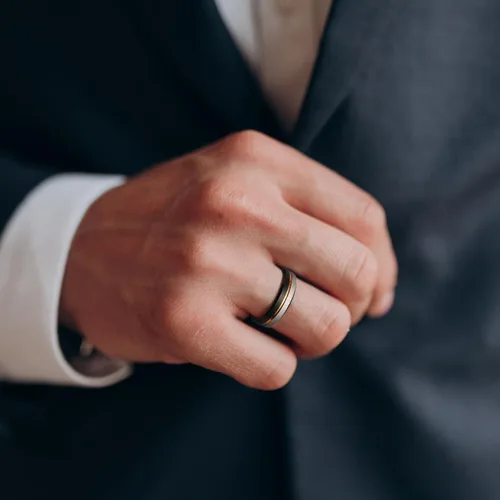 Miniatura 102 de King Will Anillo de boda de carburo de tungsteno para hombre con diseño de ranura, 6/7/0.315 in de ancho, acabado cepillado/pulido para hombre