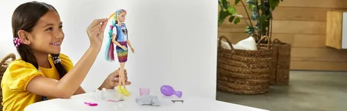 Miniatura 2 de Barbie Muñeca de pelo arcoíris de leopardo con reflejos que cambian de color y 16 accesorios de estilo, incluyendo ropa, coleteros, cepillo y más