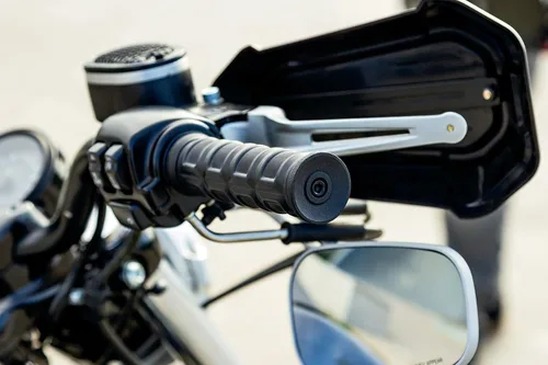 Miniatura 2 de Kuryakyn 6673 Dillinger Puños para control del acelerador de doble cable: motocicletas Harley-Davidson 1996-2019, negro satinado, 1 par
