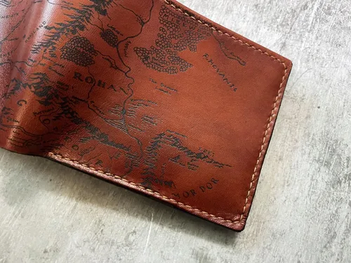 Miniatura 3 de Billetera vintage hecha a mano para hombre – Cuero auténtico plegable con grabado de mapa, regalo personalizable, Castaño, medio, Billetera plegable