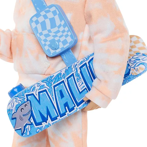 Miniatura 6 de Muñeca Barbie Dream Besties y Accesorios, Muñeca Ken Posable de Moda con Ropa Removible y Cabello Rubio, 9 Piezas Temáticas de Verano y Patinaje