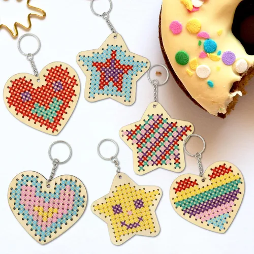 Miniatura 5 de Kits de punto de cruz de madera VKPI para niños, haz tus propios 6 llaveros de punto de cruz, kit de costura de madera, estrellas de manualidades