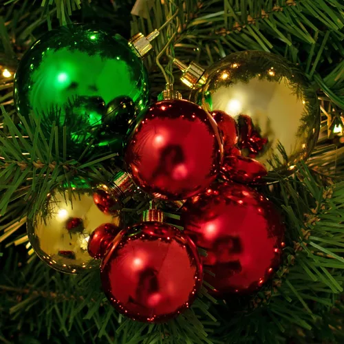 Clásicos racimos de bolas de Navidad con adornos rojos, dorados y verdes, 6 juegos por caja