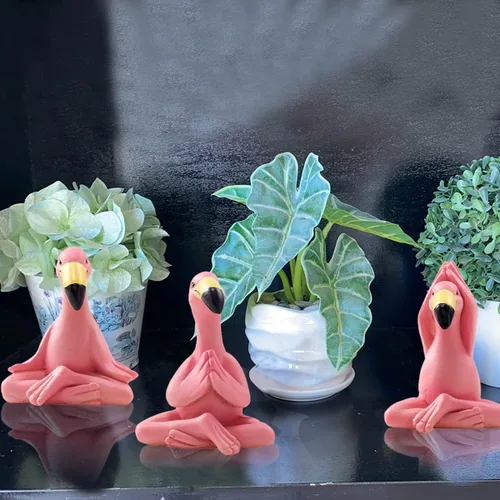 Miniatura 8 de Goodeco Mini figuras de flamenco de yoga de 2.4 pulgadas, pequeños regalos caprichosos Kawaii Pink Flamingo Decoración de escritorio, juego de 3