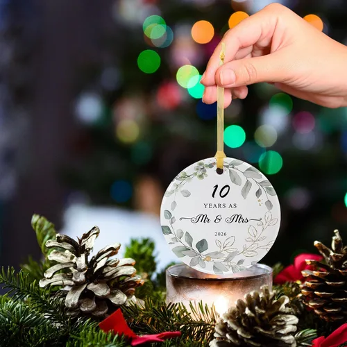 Miniatura 5 de SIBERTEL 10 Years as Mr & Mrs 2026 - Adorno colgante de Navidad, aniversario, 10º para parejas, adorno de cerámica de aniversario para decorar