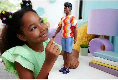 Miniatura 2 de Muñeco Barbie Fashionistas Ken #220 con audífonos detrás de la oreja y cuerpo ancho usando una camisa de patrón naranja removible, pantalones cortos