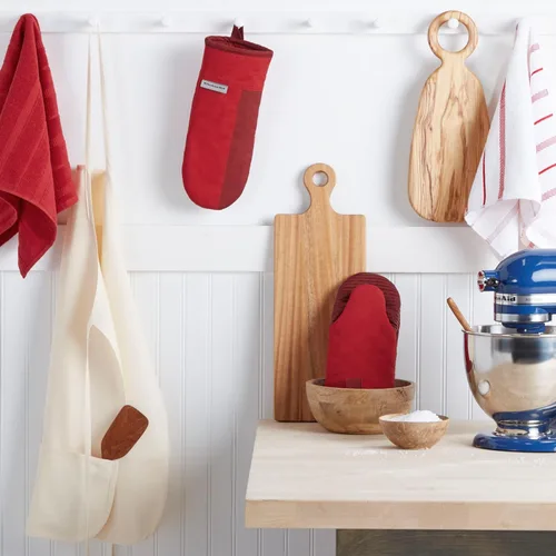 Miniatura 2 de KitchenAid Beacon - Juego de guantes de horno antideslizantes de dos tonos, rojo pasión/burdeos, 5.75 x 13 pulgadas, 2 piezas