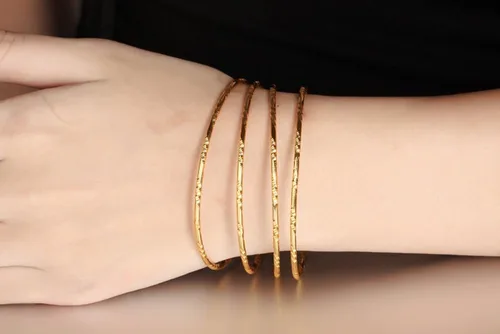 Miniatura 2 de Juego de 4 pulseras redondas de acero inoxidable con textura múltiple de tono dorado para mujeres y niñas Acero inoxidable