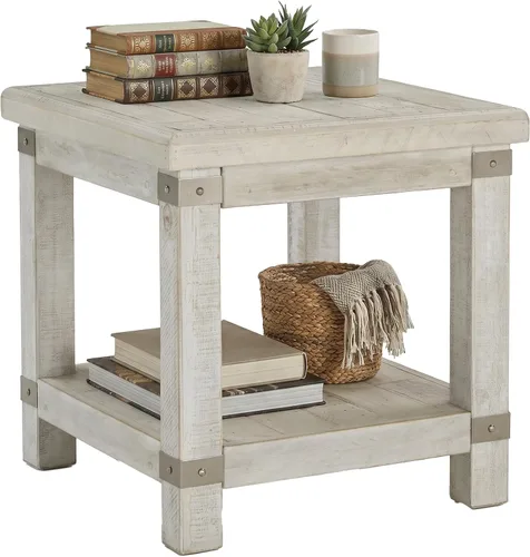 Signature Design by Ashley Carynhurst Farmhouse - Mesa auxiliar rectangular con estante inferior, 2 tomas eléctricas y 2 puertos USB, madera, 24