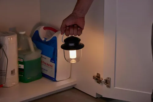 Miniatura 2 de Linterna LED recargable Coleman Classic 800L, linterna resistente a impactos y al agua con asa de mosquetón y puertos de carga, ideal para acampar