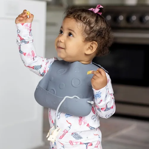 Miniatura 5 de BUSY BABY Juego de babero elástico y utensilios – Babero de silicona ajustable con bolsillo y utensilios de amarre para bebés y niños pequeños