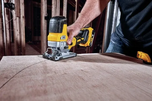 Miniatura 4 de DEWALT Paquete de sierra caladora de 20 V MAX (DCS335B) y lijadora orbital (DCW210B)