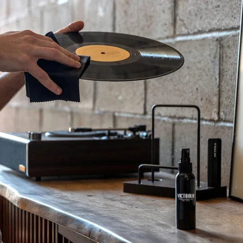 Miniatura 6 de Victrola 'The Kit' - Un kit de limpieza de discos de vinilo, funciona como soporte de discos, incluye cepillo antiestático, solución de limpieza