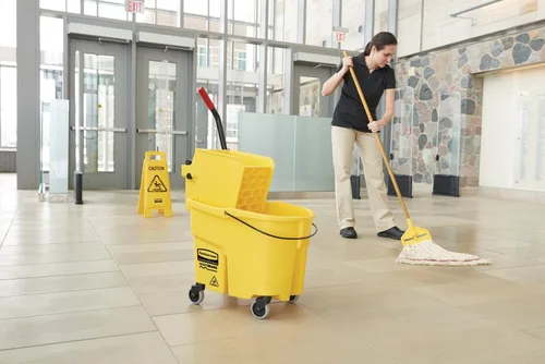 Miniatura 14 de Rubbermaid Commercial Products, WaveBrake - Cubo industrial comercial para fregona con prensa lateral en ruedas, 35 cuartos de galón, color amarillo