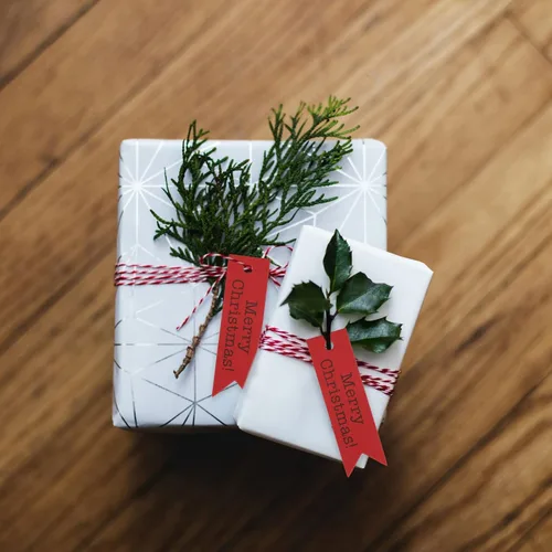 Miniatura 5 de jijAcraft Etiquetas de Feliz Navidad – 100 etiquetas de regalo navideñas con cuerda, pequeñas etiquetas rojas de Navidad para recuerdos de fiesta