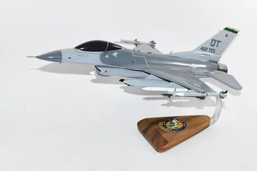 Miniatura 2 de Lockheed Martin F-16 Fighting Falcon®, escuadrón de prueba y evaluación 422d, modelo a escala de caoba de 18 pulgadas