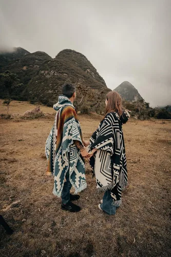 Miniatura 3 de Alpaca ponchos for men and women, handmade with the best alpaca wool material by Ecuadorian artisans.