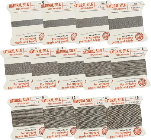 Griffin Cordón de cuentas de seda Perlseide – Color gris – Surtido de tamaños 0-52.5 – 6.6 ft por tarjeta – Aguja de acero inoxidable adjunta – para
