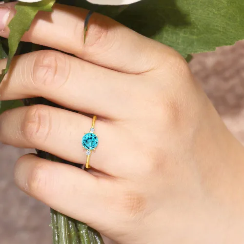 Miniatura 5 de Anillo solitario de compromiso de oro amarillo de 10 quilates con topacio azul suizo redondo de 0,93 quilates y zafiro blanco creado
