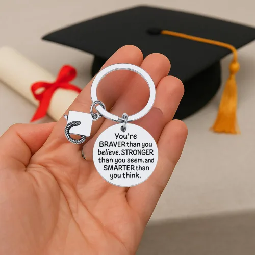 Miniatura 4 de Sportybella Llavero de graduación con frase "You're Braver Than You Believe" con dije de gorra de graduación, regalo inspirador para ella, él, hija