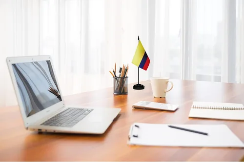 Miniatura 4 de Juego de banderas colombianas de lujo para escritorio de Colombia, pequeñas banderas de escritorio colombianas en miniatura con poste sólido, base