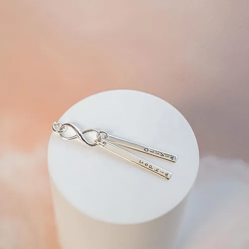 Miniatura 2 de Together for Infinity - Collar con nombre personalizado. Collar con colgante rectangular de plata de ley 2 personalizable. Incluye un dije