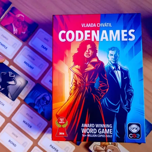 Miniatura 6 de CGE Codenames Juego de Mesa (2ª Edición) El Juego de Fiesta de Asociación de Palabras Ultra Secreto para Noches de Juegos con Amigos y Familia, 4+