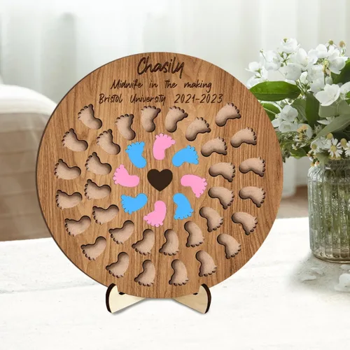 Miniatura 8 de Contador de nacimiento personalizado para estudiantes partera con 50 espacios para bebés, tablero de madera en forma de corazón