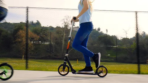 Miniatura 5 de Razor A5 Lux Kick Scooter for Kids Ages 8+ - 8" Urethane Wheels, Aluminum Frame, Anodized Finish Featuring Bold Colors and Graphics, for Riders up