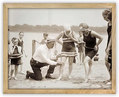 Miniatura 13 de Fotografía vintage de The Bathing Suit Cop de 11 x 14 pulgadas, impresión sin marco, escena histórica de la playa de los años 20, divertida