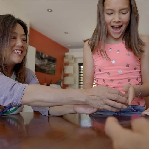 Miniatura 6 de Spot It! Marvel Emojis - Juego de cartas de la familia Marvel Super Heroes para diversión de superhéroes. Juego de emparejamiento rápido para niños