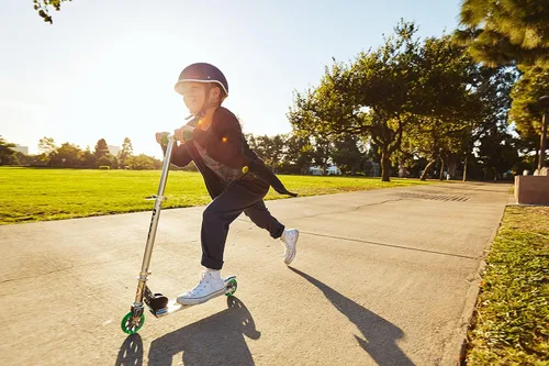 Miniatura 15 de Razor A Patinete para niños - Ligero, plegable, marco de aluminio y manillar ajustable Claro/Negro