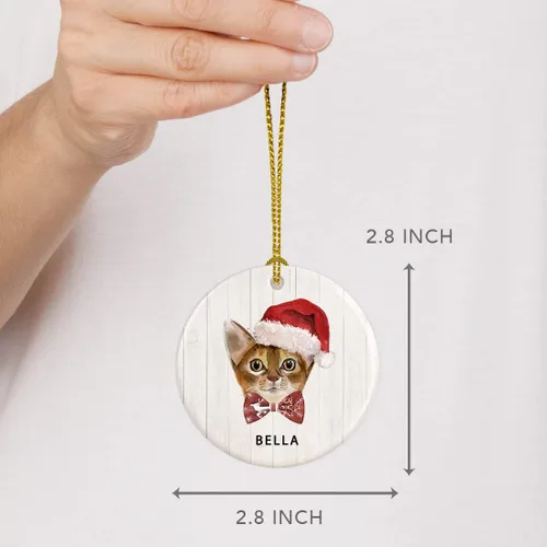 Miniatura 5 de Andaz Press Adorno redondo personalizado de cerámica para árbol de Navidad, abisinio, corona de acebo, sombrero de Papá Noel, con gráfico de gato