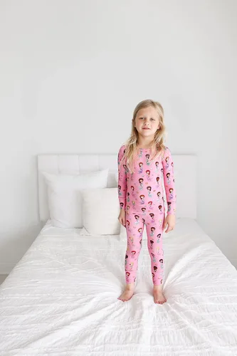 Miniatura 21 de Posh Peanut Pijamas para niñas, suaves, de viscosa de bambú para niños, pijamas a juego de manga larga para niñas