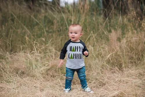 Miniatura 6 de 7 ate 9 Apparel Camiseta de camping Happy Camper para niños al aire libre