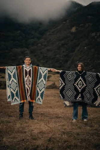 Miniatura 6 de Alpaca ponchos for men and women, handmade with the best alpaca wool material by Ecuadorian artisans.