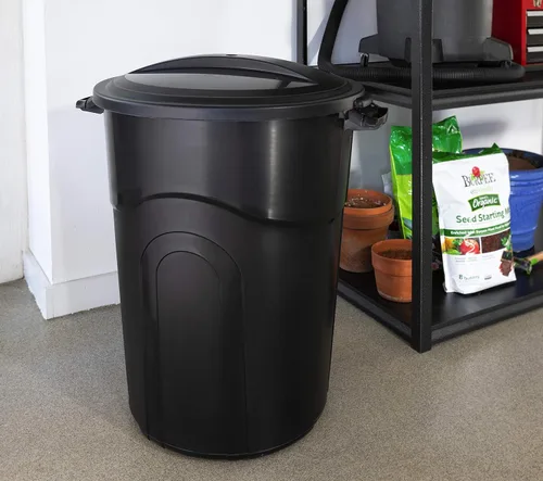 Miniatura 3 de United Solutions Bote de basura para exteriores de 32 galones, color negro, fácil de transportar con construcción resistente, asas de paso y tapa