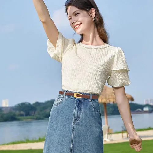 Miniatura 287 de Cinturón de cuero clásico con hebilla de metal para mujer con vestido de jeans