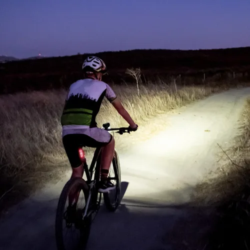 Miniatura 5 de Energizer Luz recargable X400 para bicicleta, IPX4 resistente al agua, diseño compacto y ligero, luz de clip frontal y luz LED trasera