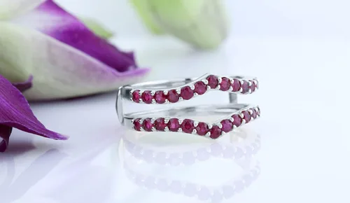 Miniatura 3 de Dazzlingrock Collection Anillo realzador de anillo de boda de doble guardia de rubí redondo para mujer en oro