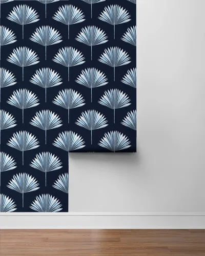 Miniatura 8 de NextWall Papel tapiz tropical para despegar y pegar con palmeras (azul marino)