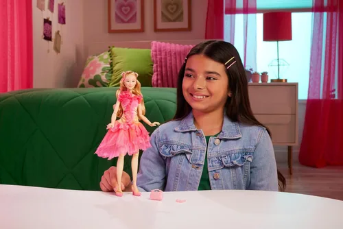 Miniatura 2 de Mattel Muñeca universal Wicked Glinda Fashion y accesorios con cabello rubio, posibilidad de posición y aspecto de salón extraíble