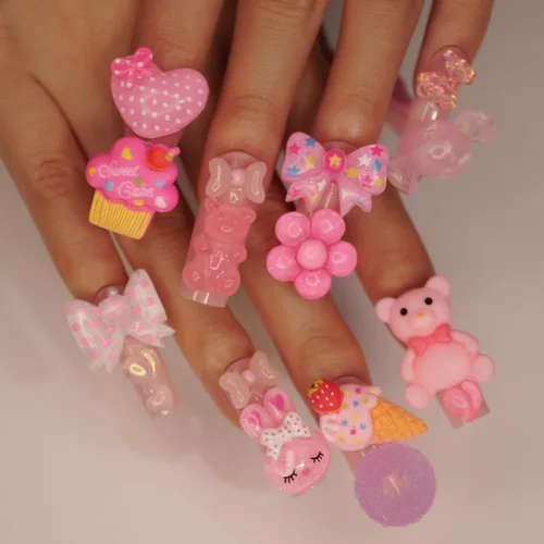 Uñas postizas largas a presión cuadradas con dijes, uñas acrílicas color rosa nude, lindos diseños de dijes de oso de corazón, uñas con pegamento,