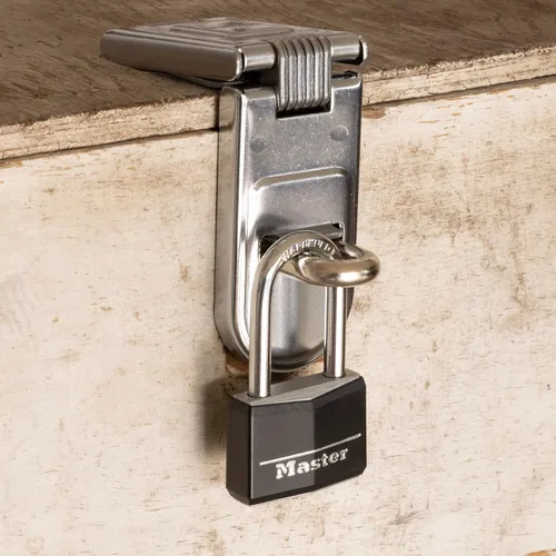 Miniatura 3 de Master Lock Cerradura de aluminio cubierta negra, cerradura de armario de gimnasio con llave, candado al aire libre con grillete largo para puertas